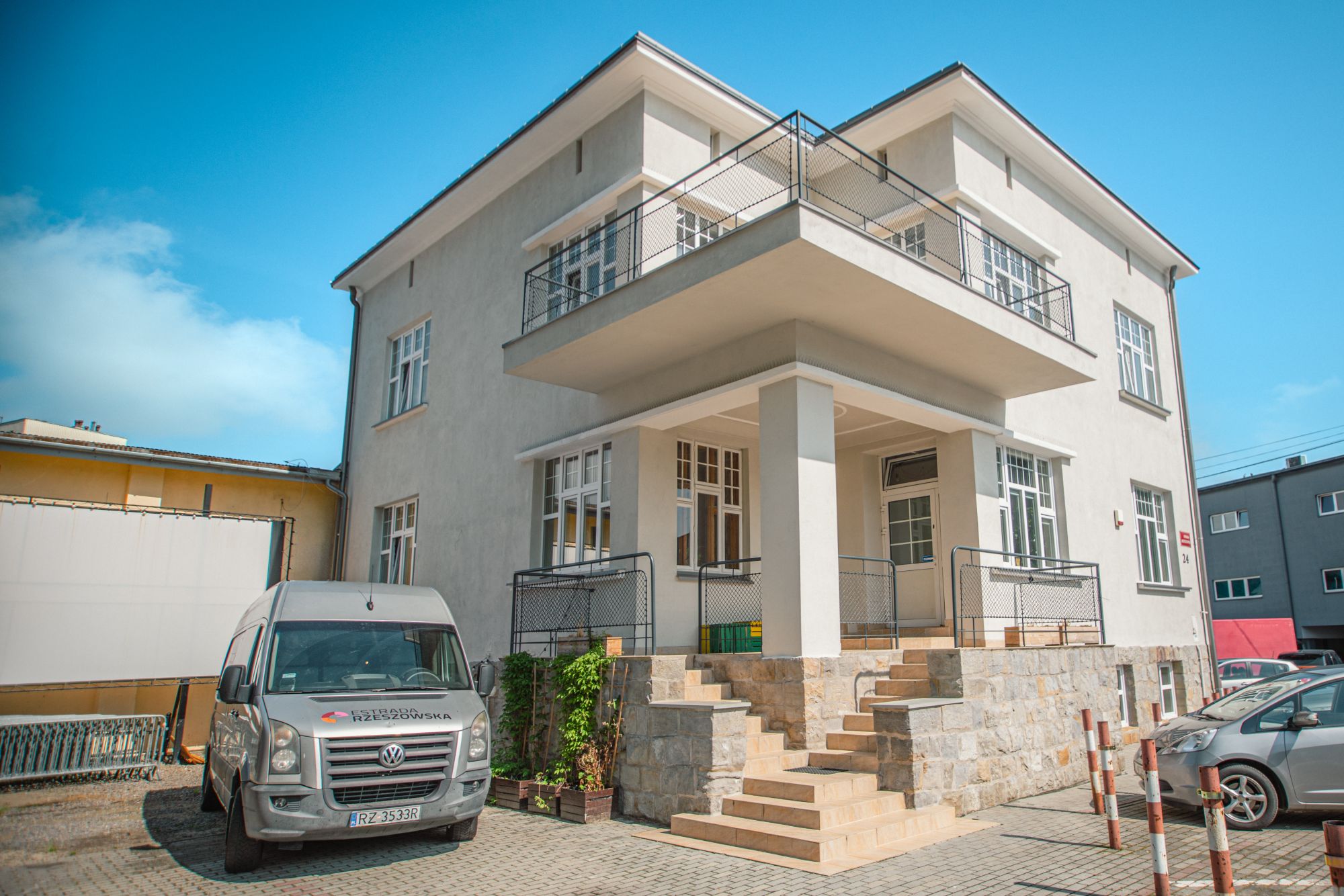 zdjęcie modernistycznej Willi przy ul. Jagiellońskiej 24 w Rzeszowie